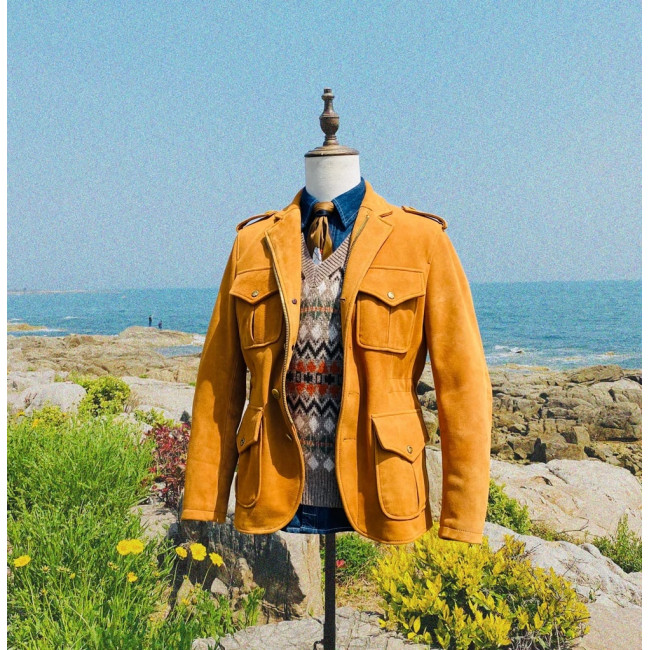 Модная кожаная куртка осеннего цвета